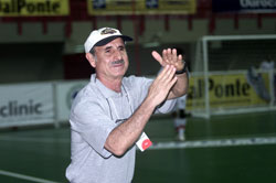 Julio Gomez Romero, Peruan Coach, is asking for a time out (Photo courtesy: Photo&Grafia )
