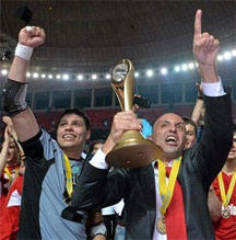 Cacau and Leo Higuita celebrating the triumph! (Photo courtesy: Kairat Almaty Web Site)