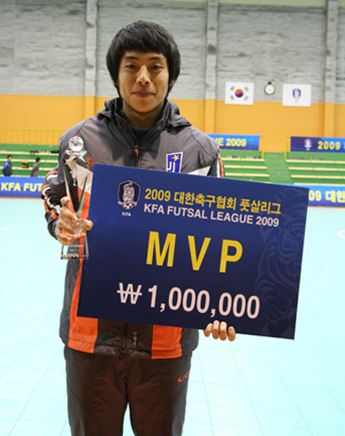 Han Kuk Lee, most valuable player of the KFA Futsal League 2009! (Photo courtesy: KFA)