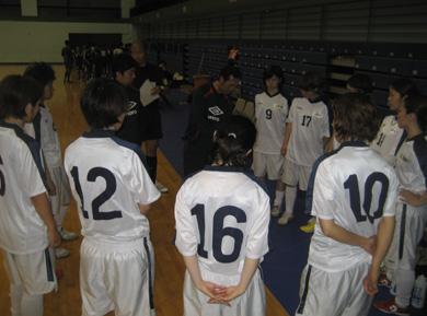 Osaka coach Shigeru Kurauchi giving last instructions to his players before the match (Photo courtesy: Fatih Kale)