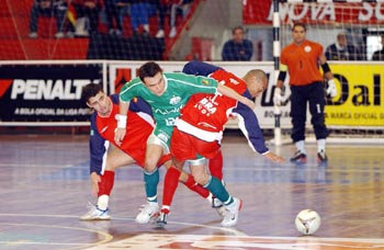 Falco (Malwee/Jaragu) against Neto and Ari (Ulbra) (Photo courtesy: Photo&Grafia Comunicao)