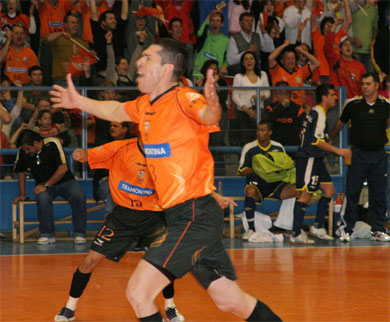 Leandro and Dionizio celebrating again for Carlos Barbosa (Photo courtesy: Renato Zaro)
