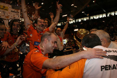 Juninho celebrating with Carlos Barbosa staff (Photo courtesy: Renato Zaro)