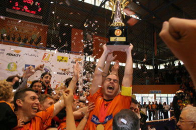 The dreamed cup finally hold by team captain Juninho (Photo courtesy: Renato Zaro)