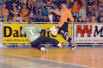 Carlinhos defeats Rogerio, in one of his three goals for Carlos Barbosa (Photo courtesy: Joo Pires)