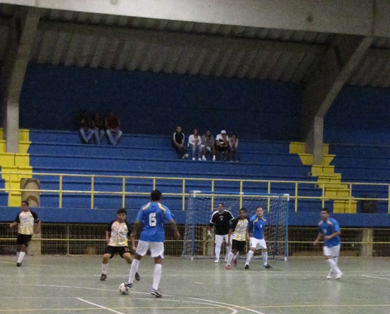 El experimentado Helmuth Peraza (6) de la Fortuna de Desamparados, anot� los dos primeros goles del torneo (Photo courtesy: Rafael Palacino - Lifutsal)