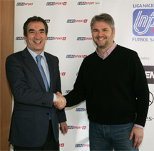 Javier Lozano and Luis Fuentes signing an historical agreement for futsal fans! (Photo courtesy: LNFS)