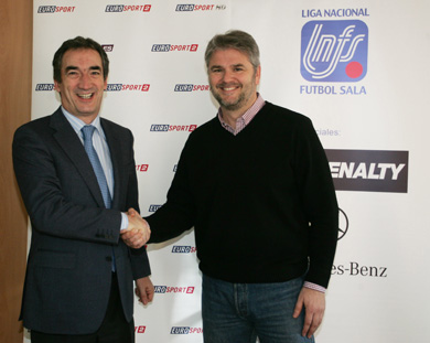 Javier Lozano and Luis Fuentes signing an historical agreement for futsal fans! (Photo courtesy: LNFS)