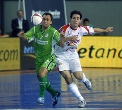 Duel between the best two pivots of the world (just the Futsalplanet opinion!): Marquinho vs Lenisio (Photo courtesy: LNFS)