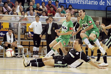 What a duel between Wilde and Schumacher, while Javi Eseverri is following the action (Photo courtesy: LNFS)