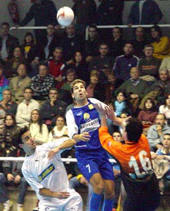 Sergio (Benicarlò) vs Cesar and Gustavo Marques (Azkar Lugo) (Photo courtesy: LNFS)