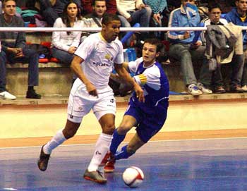 Manoel Tobias (Polaris W. Cartagena) vs Chelete (Benicarl) (Photo courtesy: LNFS)