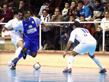 Will Kikillo (PSG Mostoles) stop Acidesio (Benicarlò)? (Photo courtesy: LNFS)