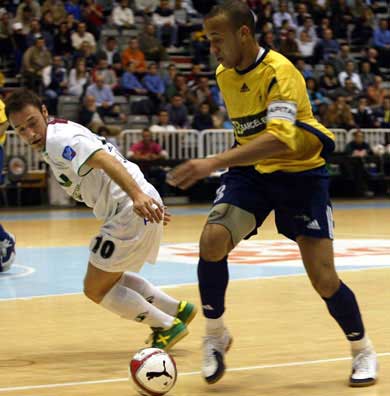 Cio (Barcel Euro Puebla) vs Bearzi (DKV) (Photo courtesy: LNFS)