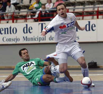 D against Leitao (Photo courtesy: LNFS)