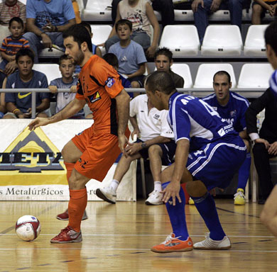 Lorenzo could not score against the careful control of Andr (Photo courtesy: LNFS)