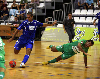 Perfect style for Fernandao, while Dè seems to have lost his control... (Photo courtesy: AP Spain - LNFS)