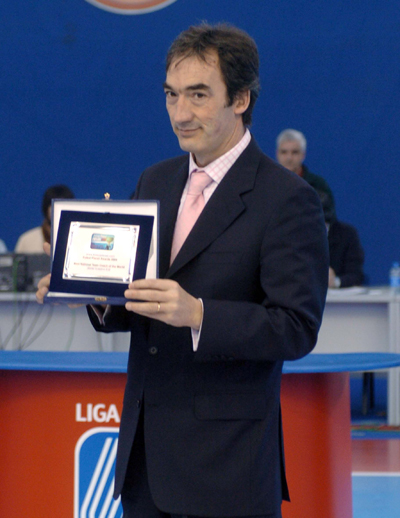 Javier Lozano awarded with the Futsalplanet Awards 2004 as best coach of the world (Photo courtesy: Enrique Serrano - Archive LNFS)