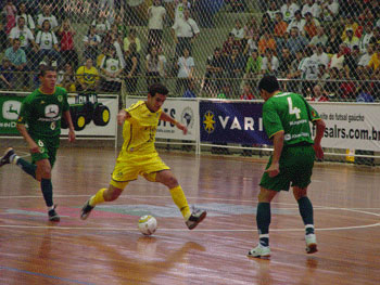 Chico between Valena and Wender (Photo courtesy: Liga Futsal)