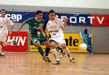 Neto (Malwee) against Leito (UCS) (Photo courtesy: Joo Pires)