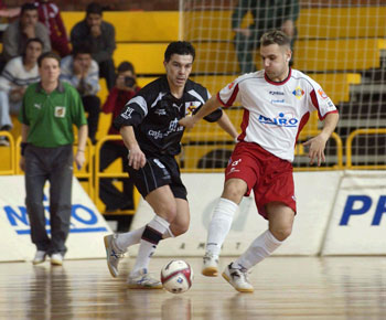Marcos (black shirt, against Dani Salgado in this picture) scored four goals against Fundao Jorge Antunes (Photo courtesy LNFS)