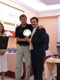 Miki awarded by Francisco Beltrn (Photo courtesy ANEFS)