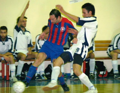 Ethnikos Asteras Stamatis Argiris attacks Minotavros defence (Minotavros - Ethnikos Asteras 3-5) (Photo courtesy: Costas Chryssafis - Mini Football News Magazine & futsalhellas.gr)