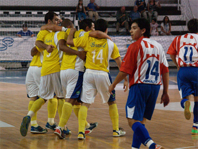 Brazilian delight: Wilde, Cico, Vinicius and Leco celebrating while Ren Villalba seems to be quite disappointed and Marcos Benitez runs towards the paraguayan bench (Photo courtesy: Manolo Quiroz/CBFS)