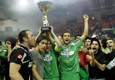 Cup in their hands: Omonoia Nicosia are the new Cypriot futsal champions! (Photo courtesy: Yiannis Vakis - Cyprus Futsal)