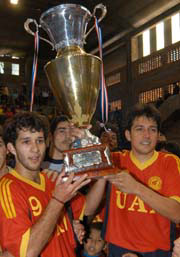 Oscar Jara (9) and Hebert Gimnez (UAA) with the Dr. Nicols Loz cup (Photo courtesy: Diario ABC Color)