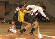 Fernando Alarcn (Libertad) against Luis Villalba ( Deportivo Recoleta) (Photo courtesy: Diario ABC Color)