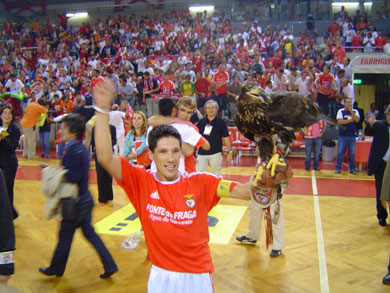 Andr Lima can finally celebrate, together with the Benfica's eagle, after an unforgettable match (Photo courtesy: Luis Neves - Futsal Benfica)