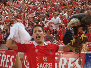 Andrč Lima and the Benfica*s eagle (Photo courtesy: SL Benfica)