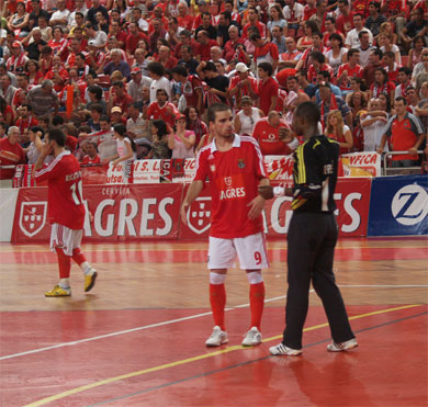 Goncalo in talks with Bebč (Photo courtesy: SL Benfica)
