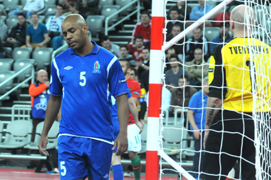 Felipe and Tveryankin, azeri disappointment after the brazilian player own goal (Photo Futsalplanet.com)