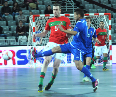 Joel vs Cascavel*s Edigleuson (Photo Futsalplanet.com)