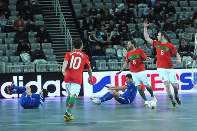 Portuguese standing up, Azeri falling down: resume of a game (Photo Futsalplanet.com)