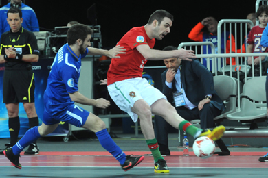 Joel followed by Farajzade (Photo Futsalplanet.com)