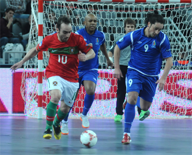 O Magico Ricardinho, Best Player of the World 2010 for the Futsalplanet Awards, here followed by brazeri couple Thiago and Felipe (Photo Futsalplanet.com)