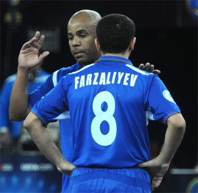 Farzaliyev and Felipe trying to change the Azerbaijan destiny in the game (Photo Futsalplanet.com)