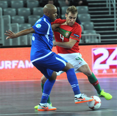 One more duel between Felipe and Pedro Cary (Photo Futsalplanet.com)