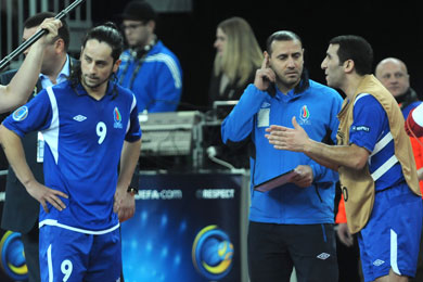 Thiago and Farzaliyev listening to the Alecio instructions (Photo Futsalplanet.com)