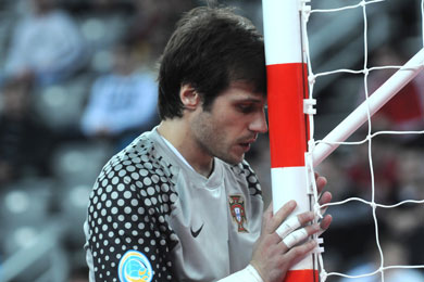 He's definitely one of the best goalkeepers in the world: Joo Benedito, here talking with his friend post (Photo Futsalplanet.com)
