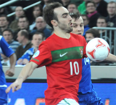 Ricardinho followed by azeri (real one!) star Vitaliy Borisov (Photo Futsalplanet.com)