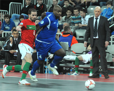 Is Gonalo able to stop giant Serjo? Braz is wondering as well (Photo Futsalplanet.com)