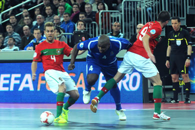 Brazeri Serjo between Pedro Cary and Gonalo (Photo Futsalplanet.com)