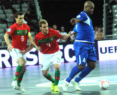 Pedro Cary, with the Arnaldo support, has found this way to stop Serjo. Is that allowed? (Photo Futsalplanet.com)