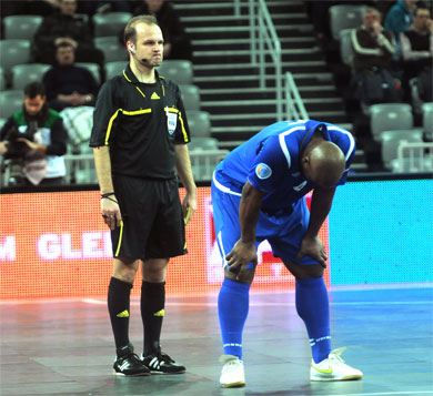 Serjo is tired, Sebastian Stawicki is concentrated (Photo Futsalplanet.com)