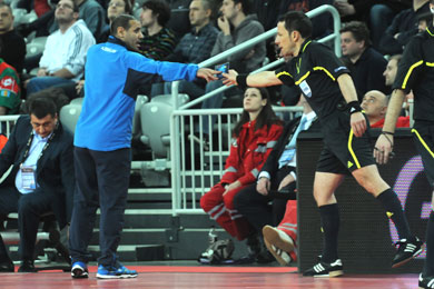 Alecio giving to Massini the time-out request (Photo Futsalplanet.com)