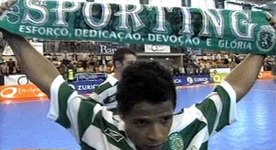 Deo Showing the Sporting basic principles: Esforo, Dedicao, Devoo e Glria! (Photo courtesy: Futsal Sporting)